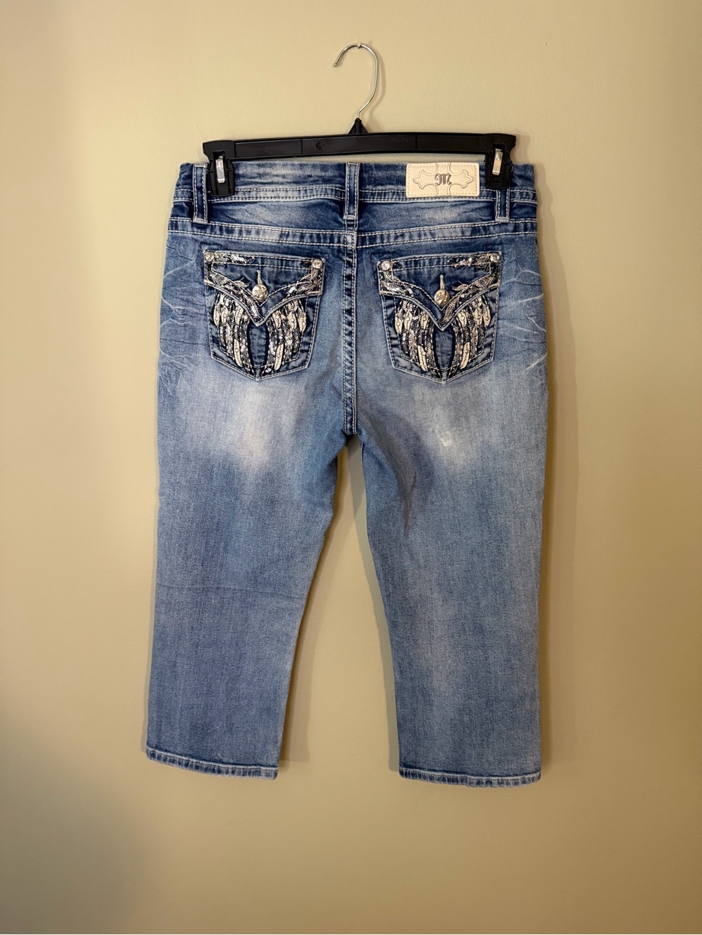 Gorgeous Miss Me Mid-Rise Easy Crop Jeans Wing Embellished Pockets 21” Inseam